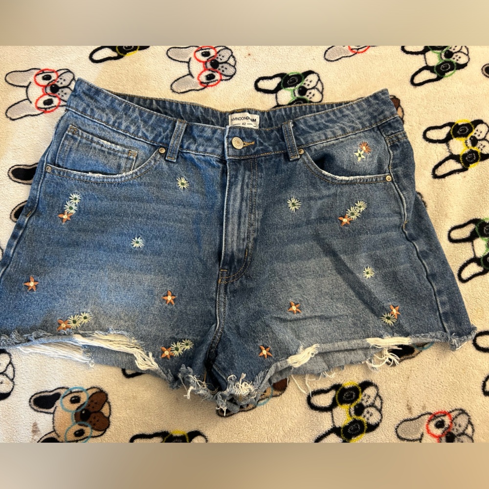 Size 42 also known as a us size 31 embroidered jeans